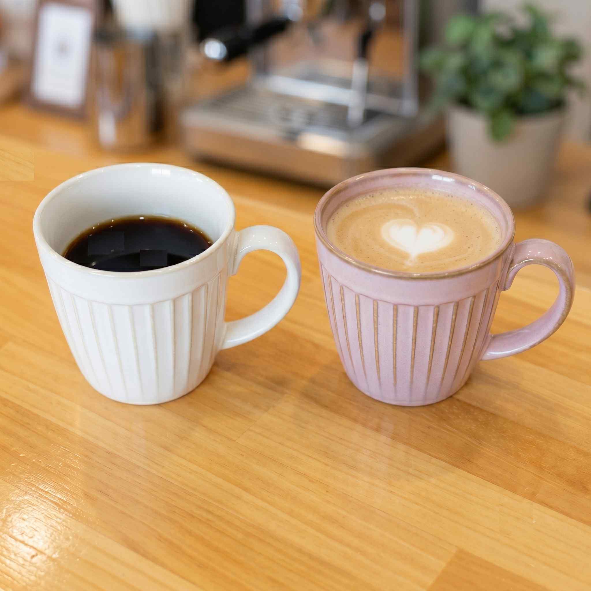 併設珈琲焙煎所の自家焙煎コーヒーとカフェラテ