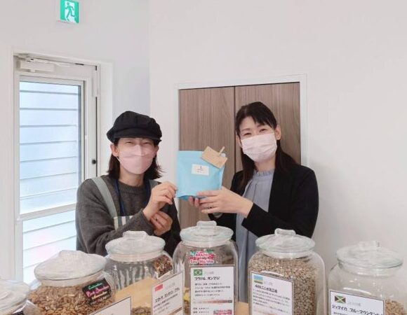 店舗業務やマナーを教えるスタッフ